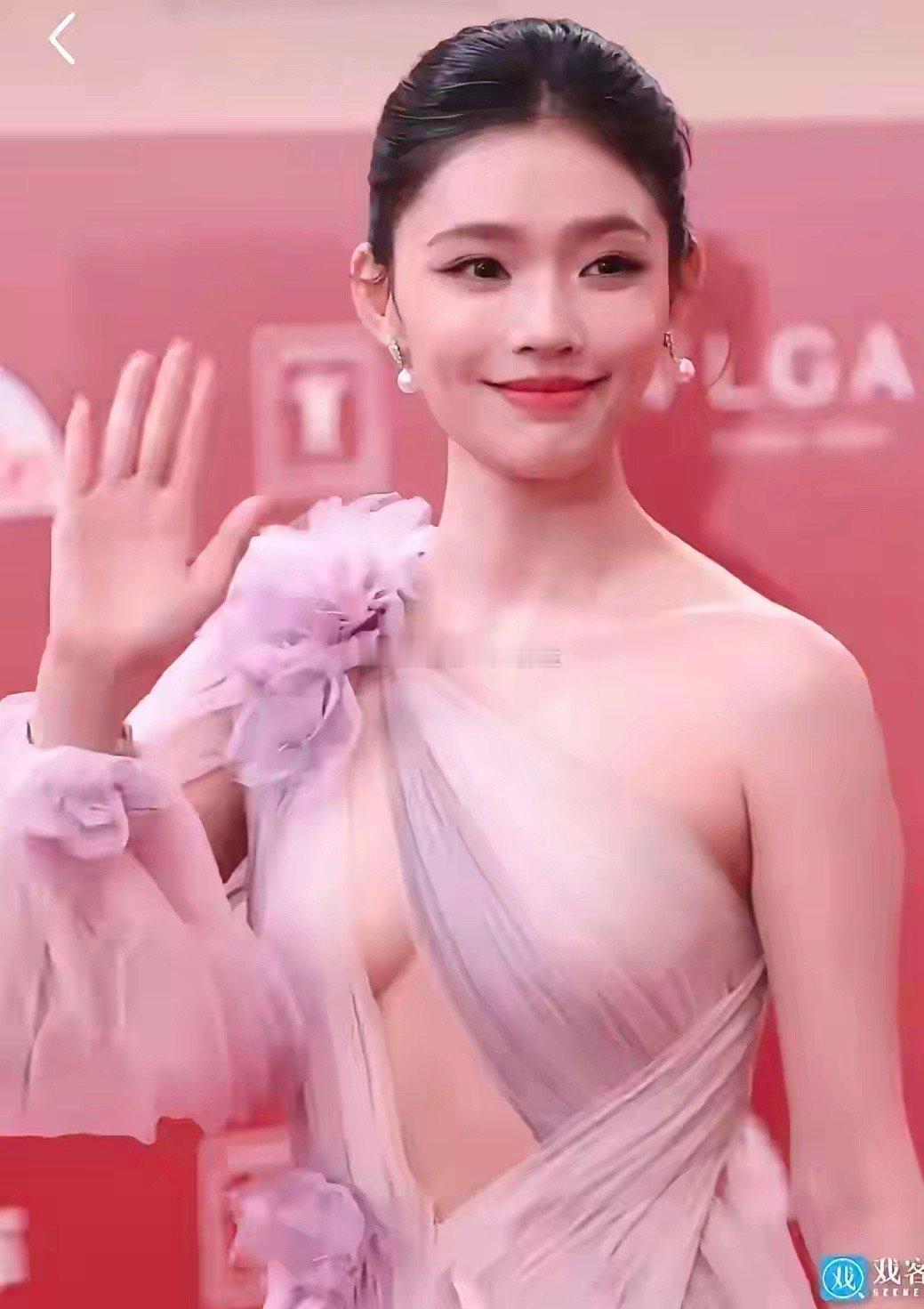 林允红毯新造型，该说不说她的身材确实好，看过几次关于她身材管理的视频，感觉很自律