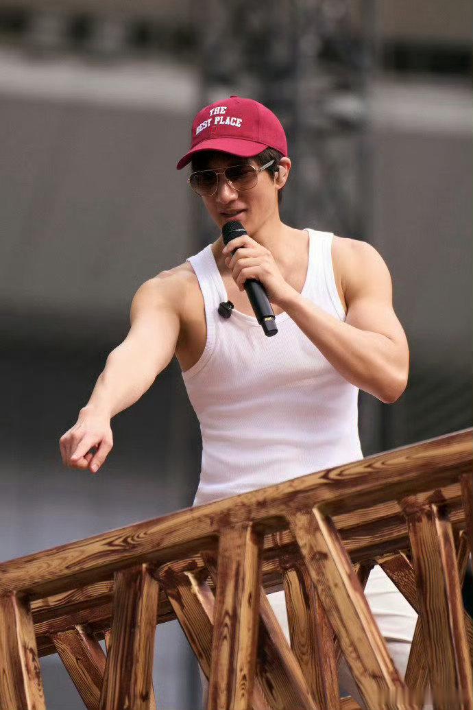 王力宏健身成果展示王力宏这就是中鲜肉的魅力吗谁说人到中年就松垮？二哥用肌肉证明