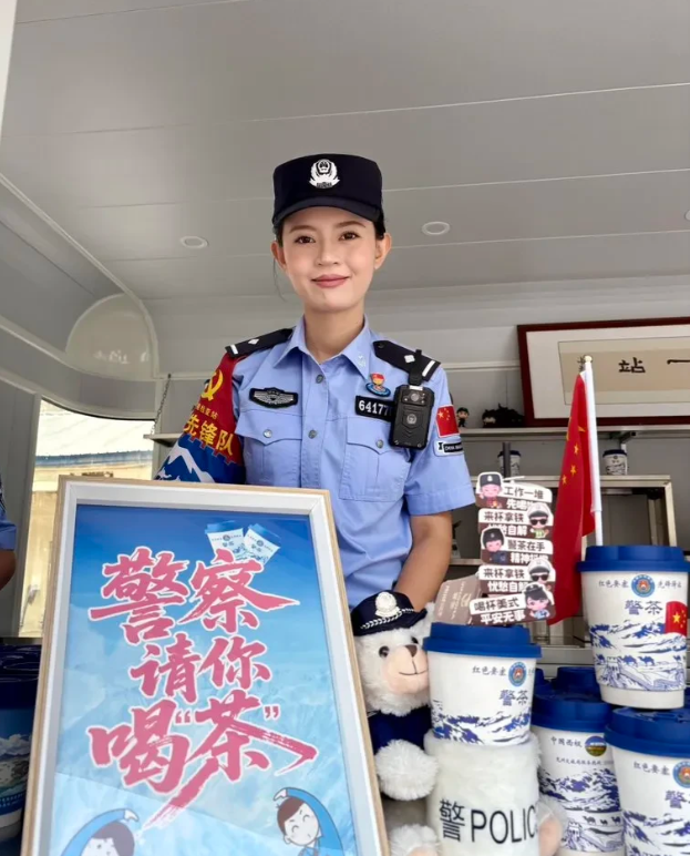 不愧是新疆，警察都这么漂亮