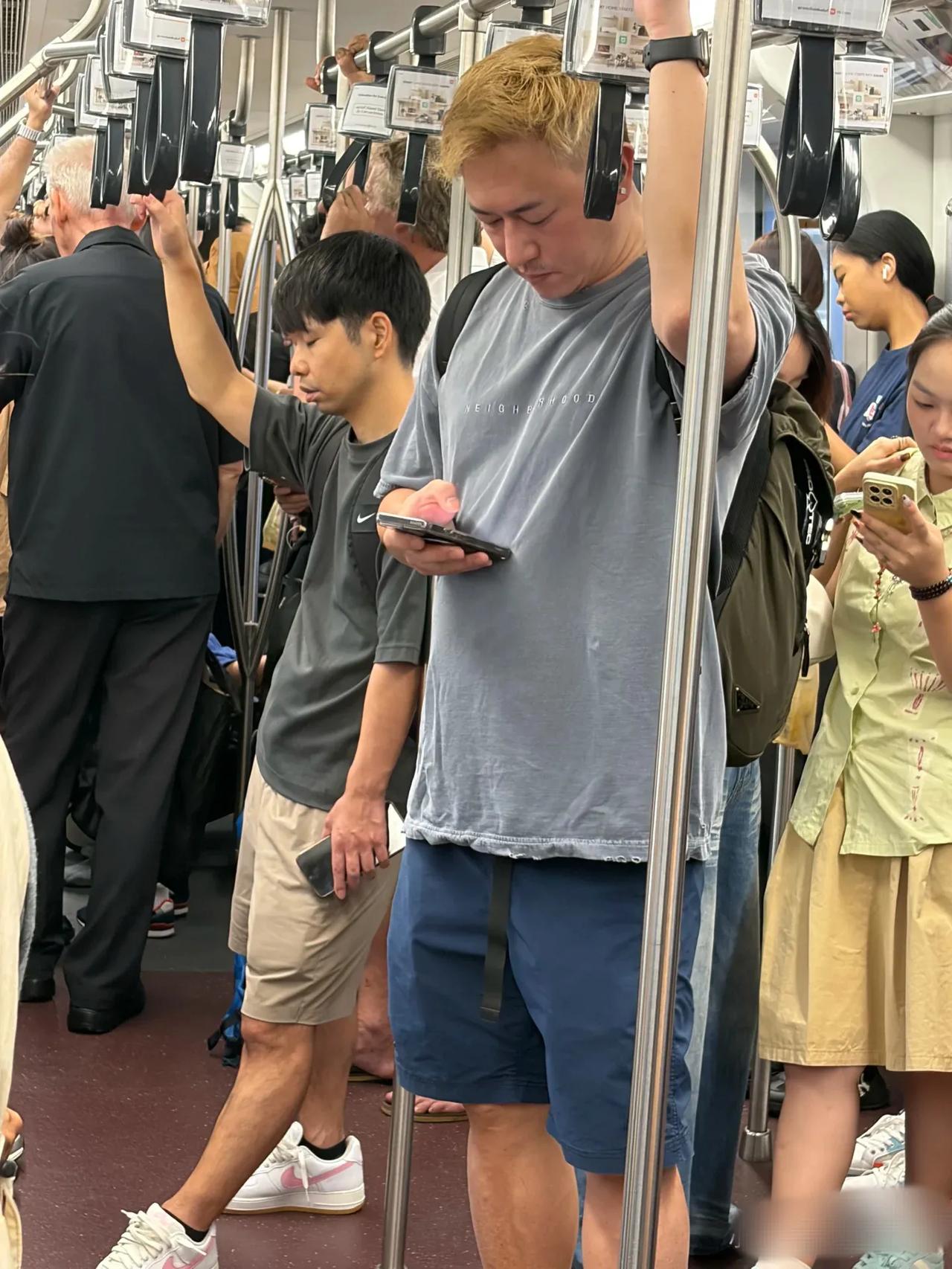 在地铁偶遇已息影的香港男神，胖了很多，大家还认得他吗？近日，某网友在曼谷坐地铁