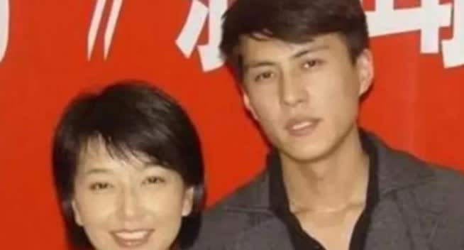 2006年，30岁的靳东爱上了39岁的江珊，江珊半推半就地说：“我结过婚，生过娃