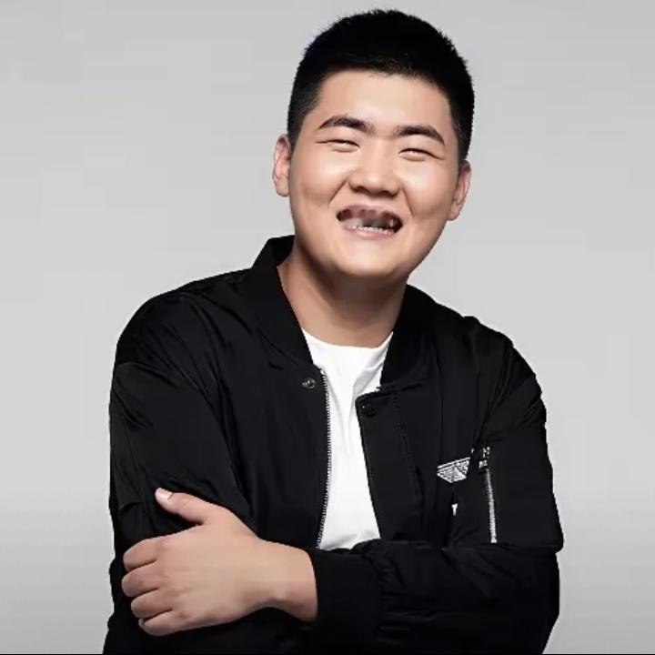 闫学晶事件折射出公众人物子女升学的监督痛点。普通家庭视高考为公平通道，而特权