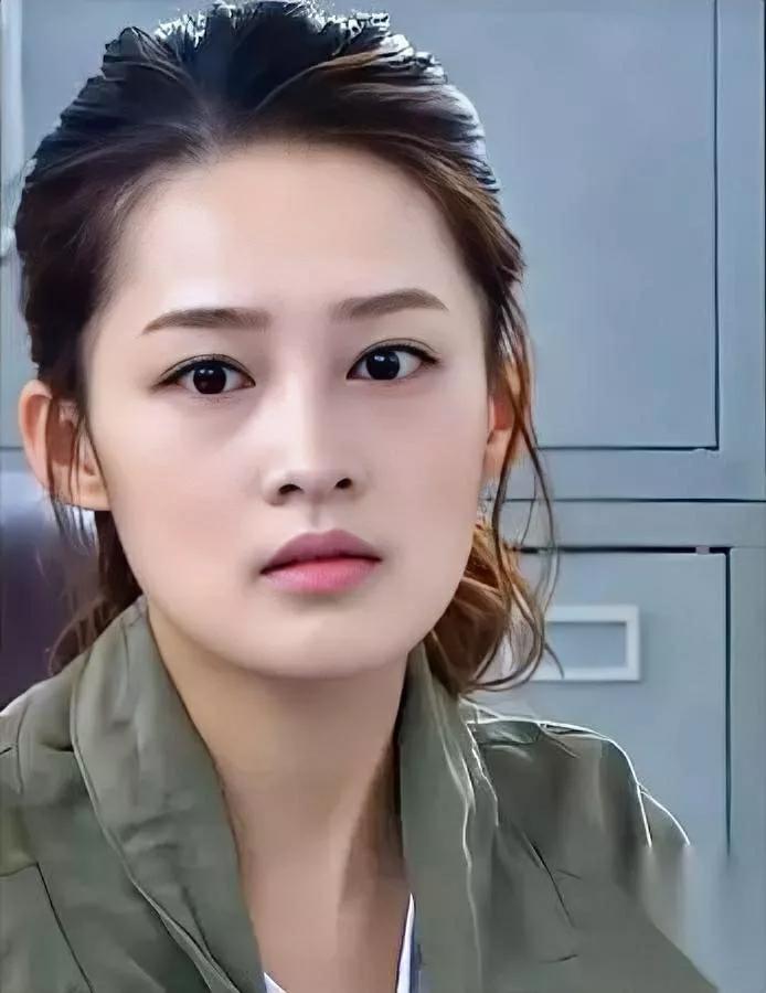 龚俊这下亏大了！主动护花没赢过冰淇淋？李沁生理期被龚俊贴身护送50米，却