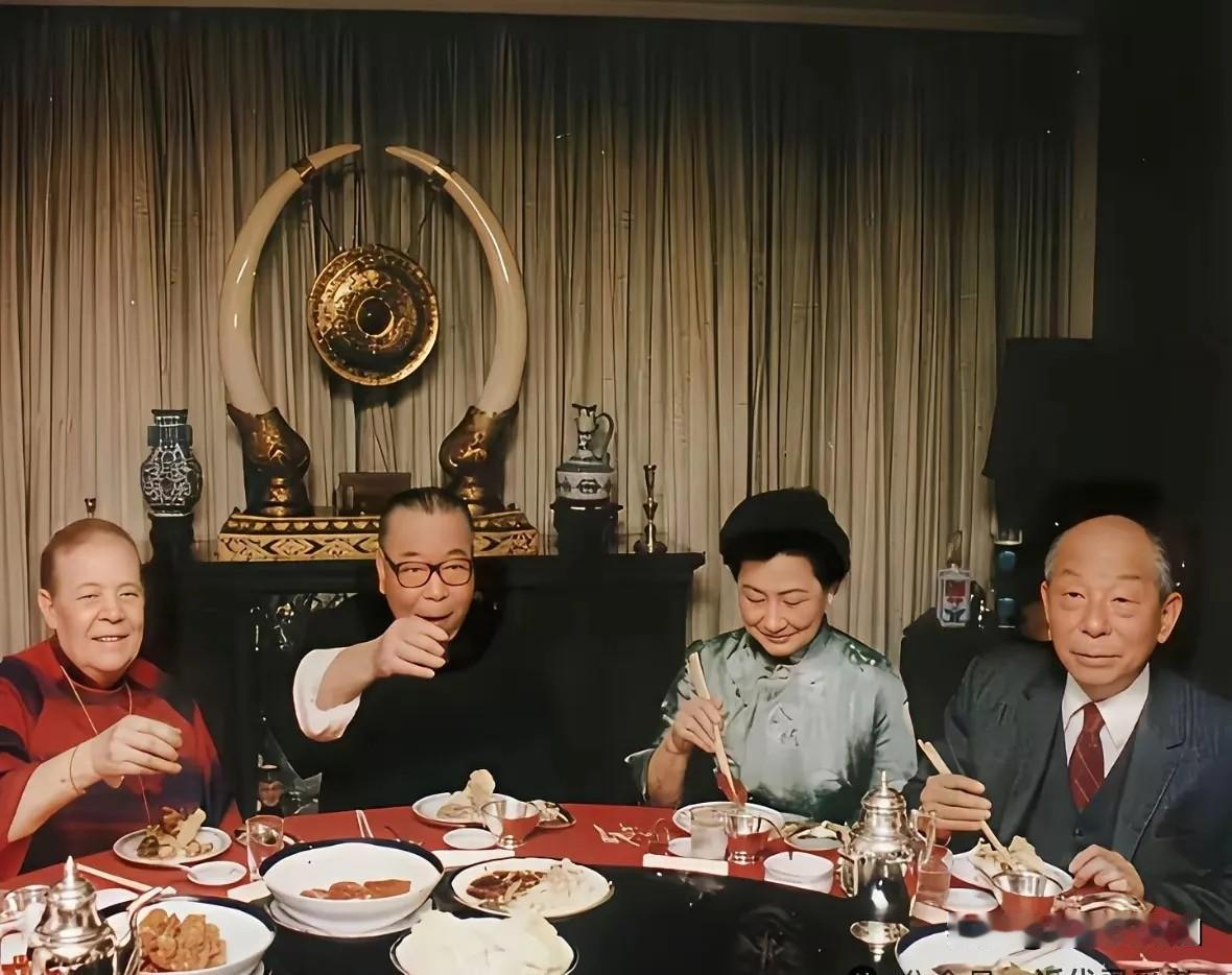 历史老照片。左起：蒋方良，蒋经国，赵一荻，张学良。这张老照片是发生在1985