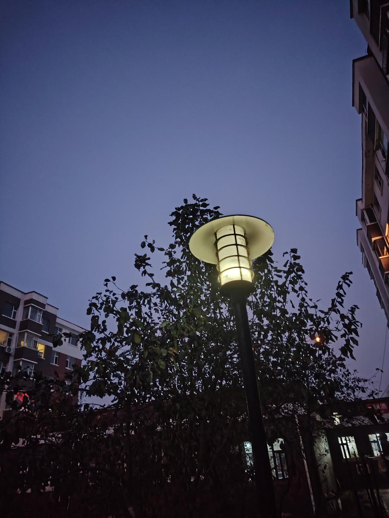 放下一个深爱过的人,会心痛吗?放下一段感情最好的方式其实不是强迫自己放下