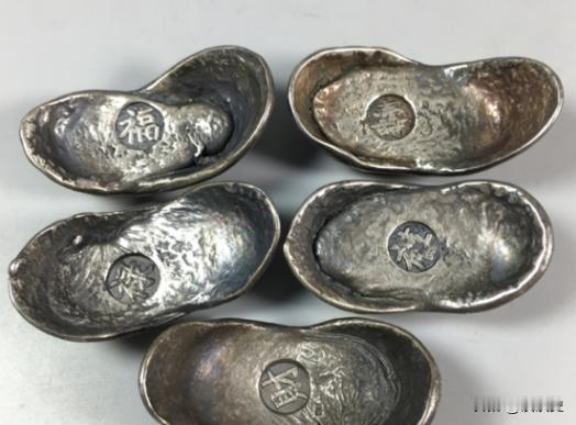 “绝不上交给国家，这是我挖到的！”2018年，甘肃大爷翻修祖屋，竟挖出一箱银元宝