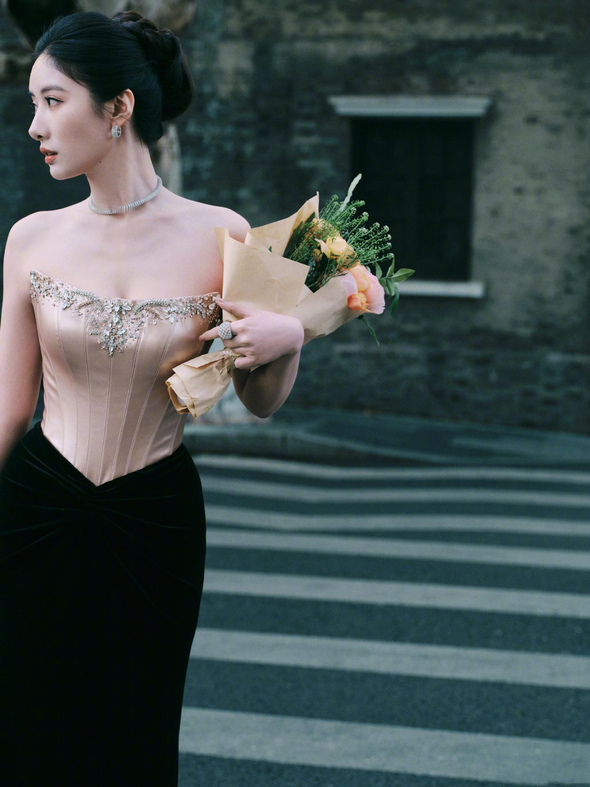 吴优盛典外拍，鲜花配美女，自信优雅的内娱姐姐。吴优