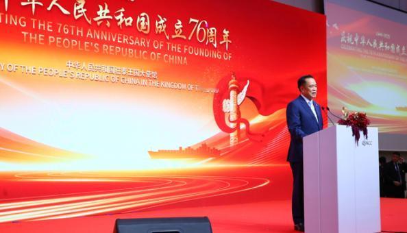 誓与中国共进退，刚上台半月的邻国总理，直接用中文高呼“万岁”。这可不是一句简
