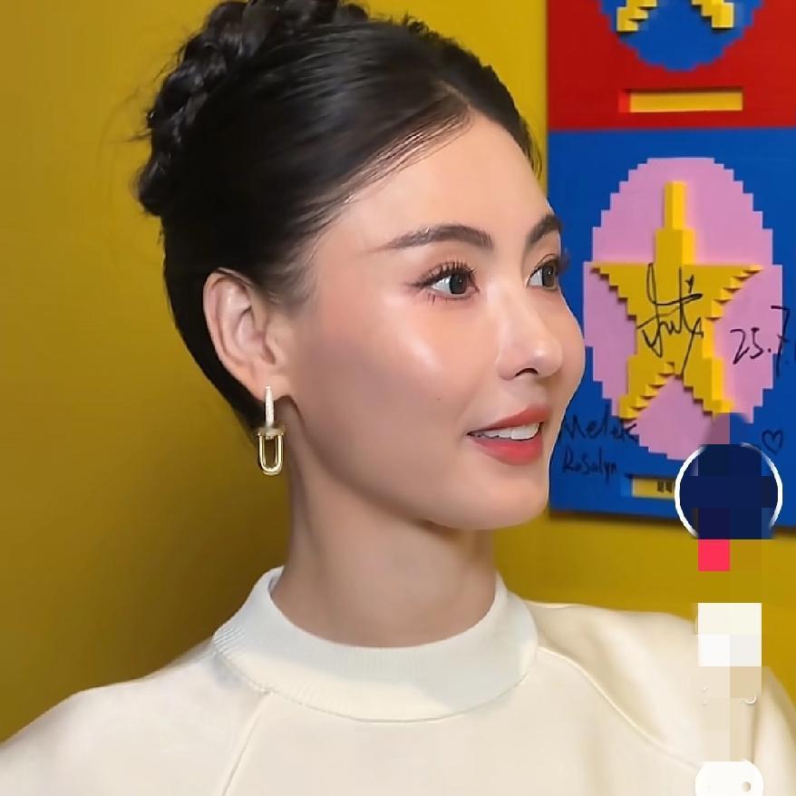 张柏芝咋不对劲儿了呢她最近现身乐高园跟之前不一样了，总感觉哪里变了，虽然笑起