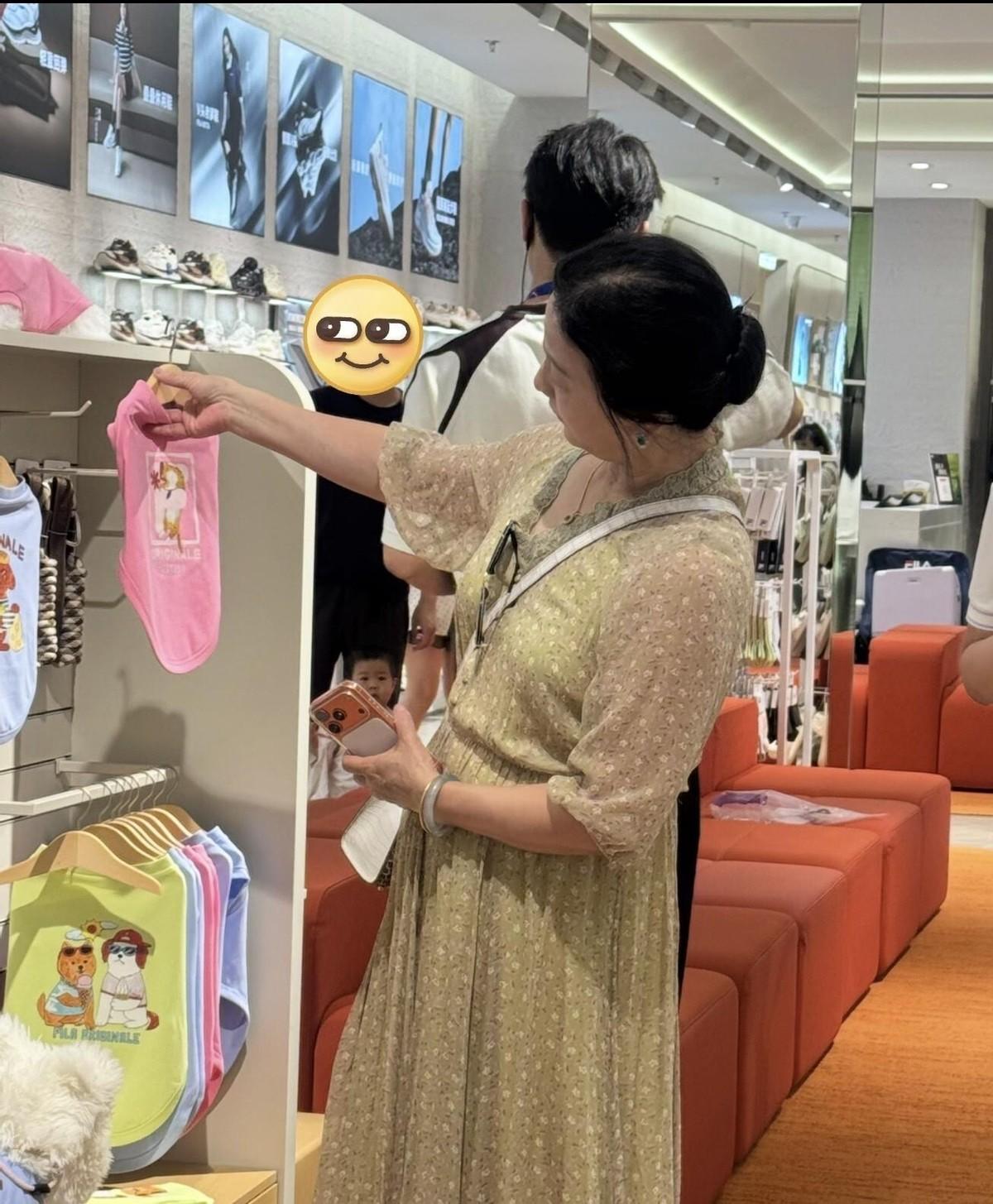 偶遇刘亦菲妈妈，60多岁穿长裙，身姿比小姑娘还挺拔，果然舞者的底子是刻在骨子里的