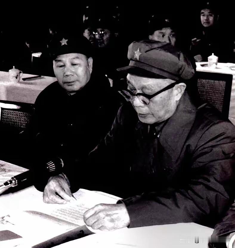 福州军区最强黄金搭档！两位开国上将，沙场老战友，守东南国门数年老照片里的画
