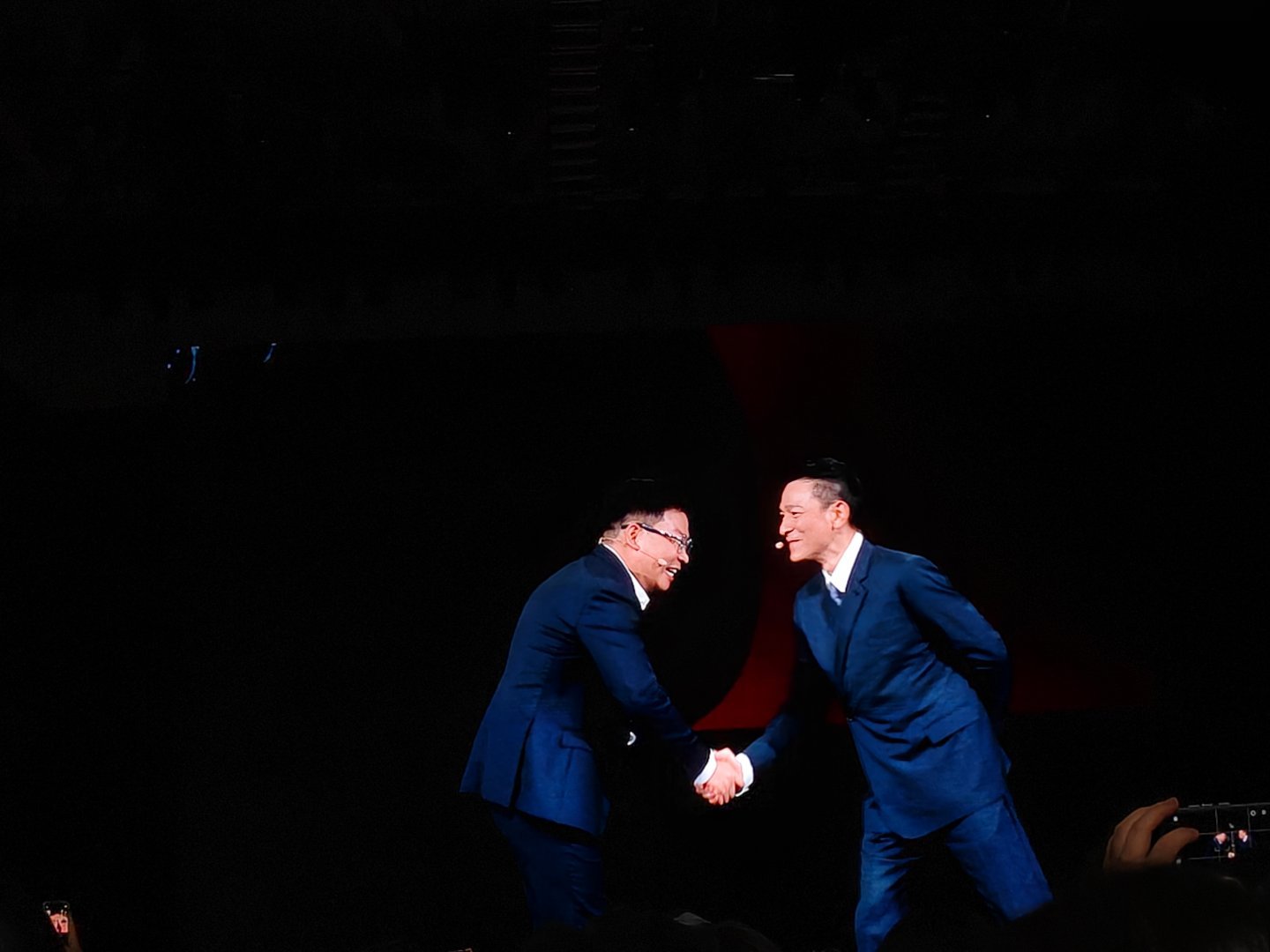 刘德华真到现场了，大嘴你下来让我上去合个影[哭哭]​​​