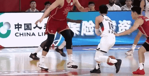 陶汉林认错道歉！在首节持球冲击篮筐的时候，陶汉林击中刘传兴的颈部，后者眼下因颈