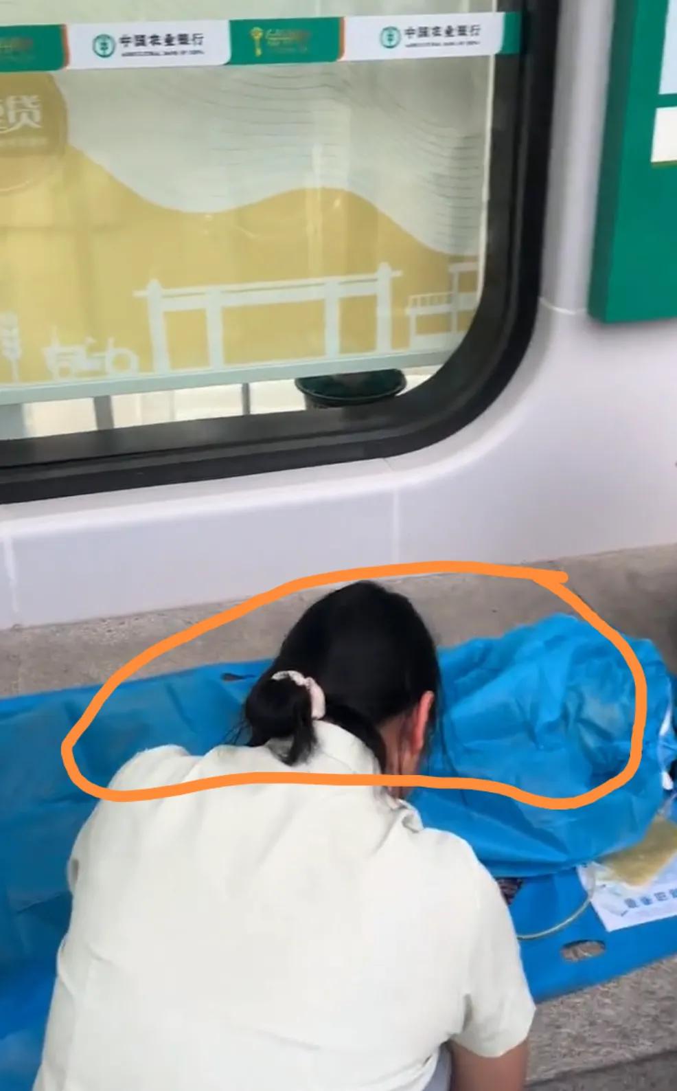 错过了最佳救人时机，谁来担责？老人住院急需用钱救命，女儿女婿拿着老人的卡去银