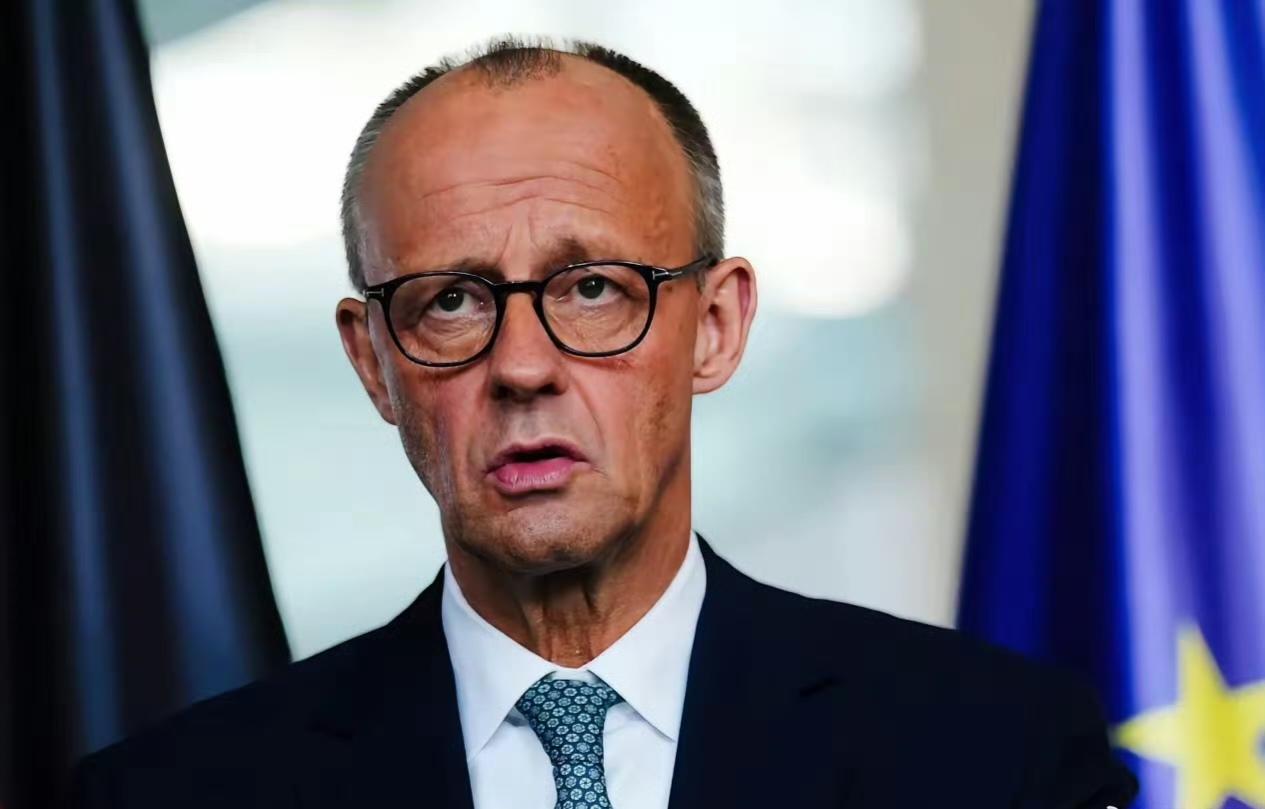 德国总理默茨憋屈死了！本来以为作为东道主这回可以上桌了，没成想，被美国人请出去了