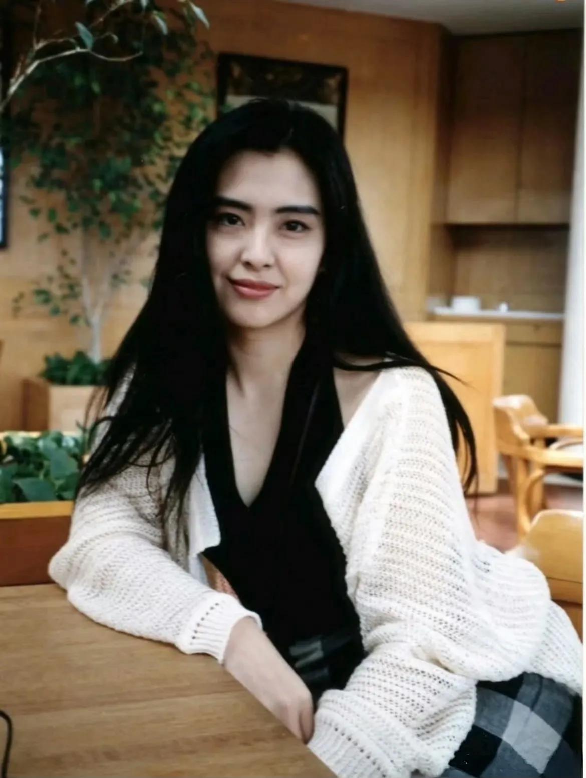 我们爱上的，从来只是荧幕里那个王祖贤。生图被举报、强制开美颜——滤镜碎了一地