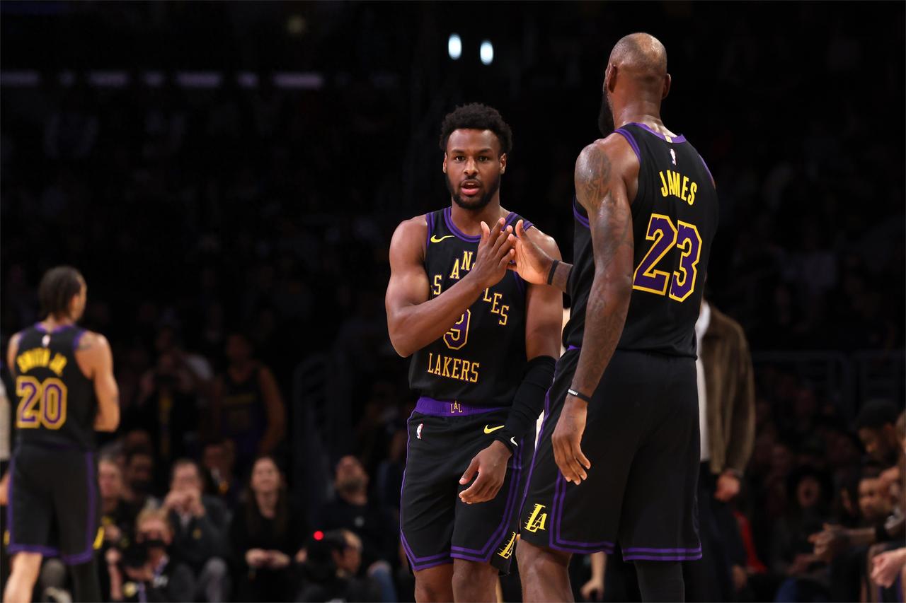 知名评论员Skip赛后一句话，直接撕开了湖人的遮羞布：“布朗尼在克利夫兰的表现，