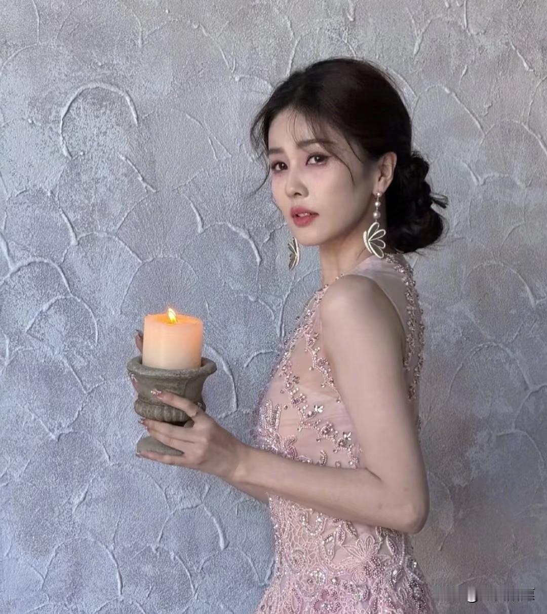 每次聊白鹿，评论区必然上演《无间道》。前脚有人说“她没后台全靠自己”，后脚必