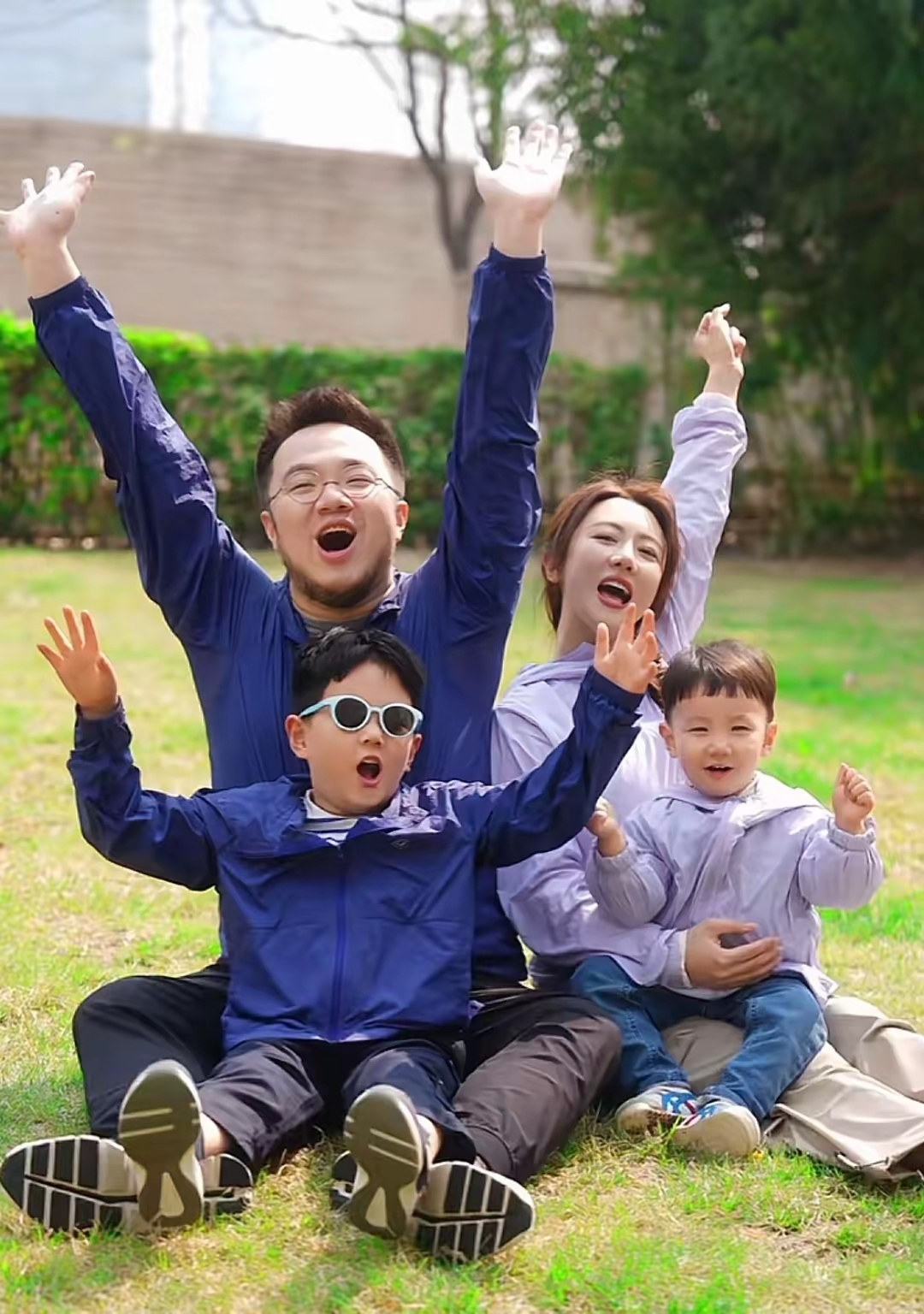 2022年，巴图的小儿子平安诞生，巴图一家兴高采烈，英达也想见见孙子，他说:“儿