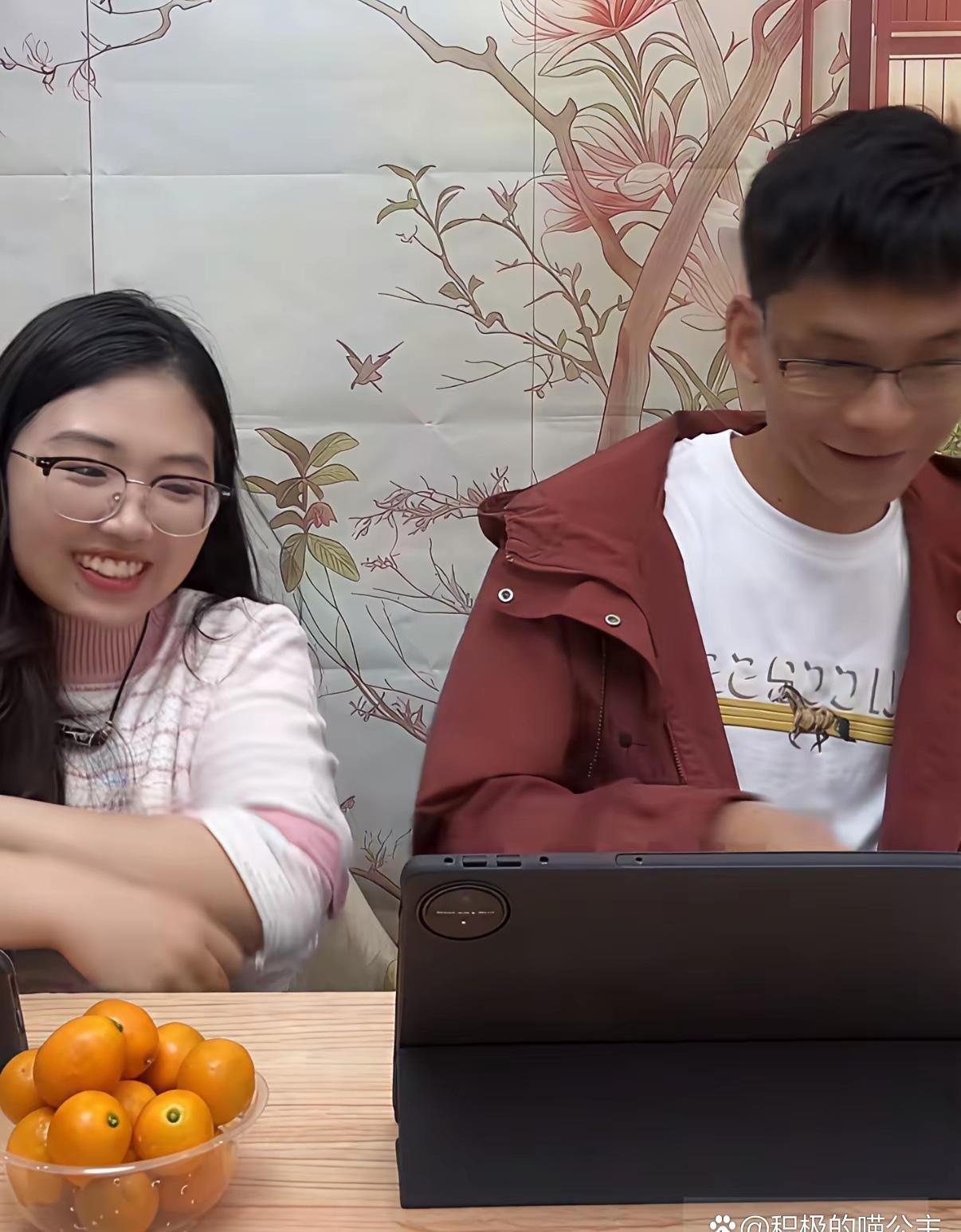 刷了几场唐尚珺的周末直播，发现味儿有点变了。以前是单打独斗讲复读心路，现在成