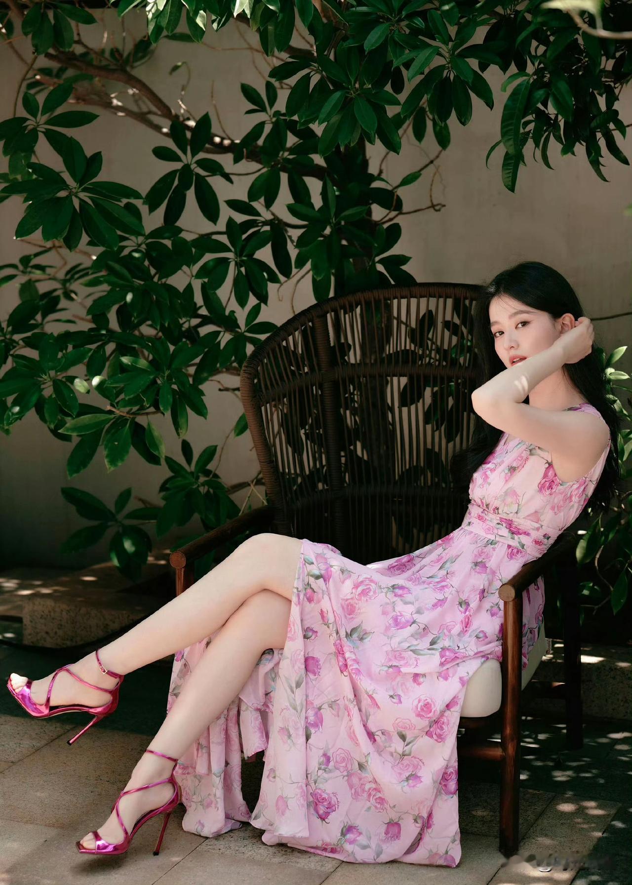 乔欣粉色印花长裙搭配亮红色绑带高跟凉鞋。粉嫩少女风，优雅知性！端庄秀丽！乔欣写真