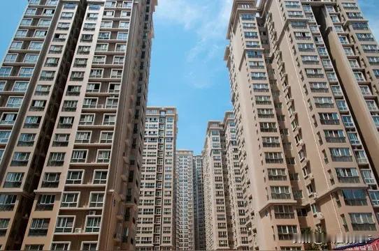 2026楼市清醒忠告：非刚需绝不买房，刚需牢记四条保命铁律如今的楼市，早已