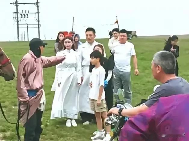说这话估计又得被喷汪家一家四口草原游汪早就说过孩子不喜欢被拍也表示会