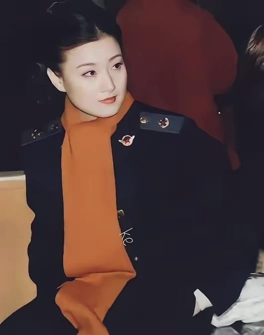 女孩子这样穿军装就是漂亮！不过，在部队，也只有文艺兵才能这样穿军装。不错！大家都