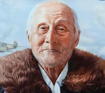 1983年，63岁老人正给领导倒水，领导低头一看，这老人竟穿着空军专用的拉练裤，