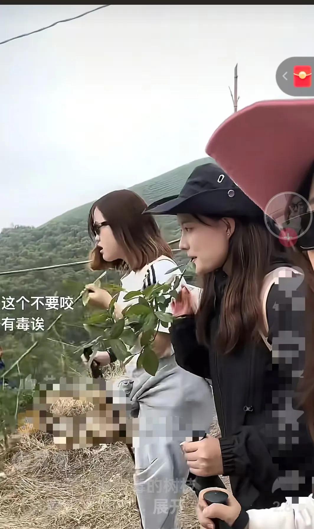 浙江，一女子和2个闺蜜登山旅游，一时想着模仿网上的搞笑视频，每个人嘴里叼一节树枝