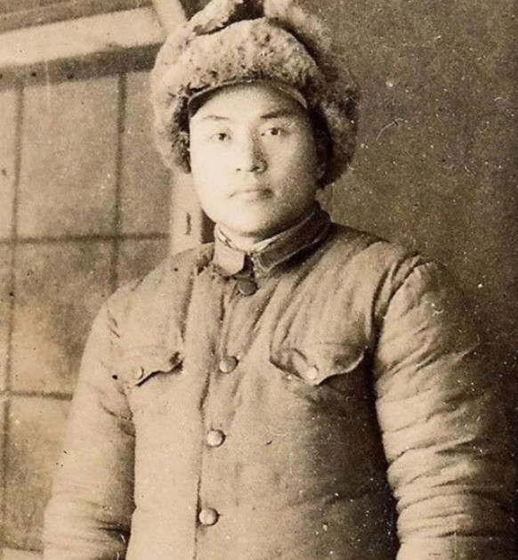 1942年，侦察股长凌少农，私下向日本人购买布料，对方说：“你看起来像军人？”凌