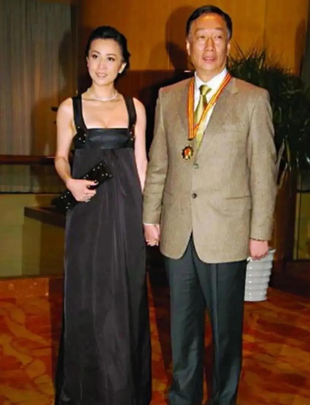 年轻时的刘嘉玲坐在富豪男友郭台铭豪车中的一幕，刘嘉玲是华语娱乐圈里极具魄力与智慧