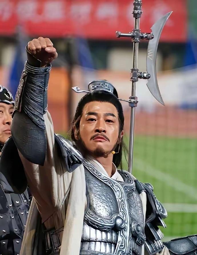 谁能想到，何润东演项羽时手里的方天画戟，居然是用不锈钢管拼出来的？