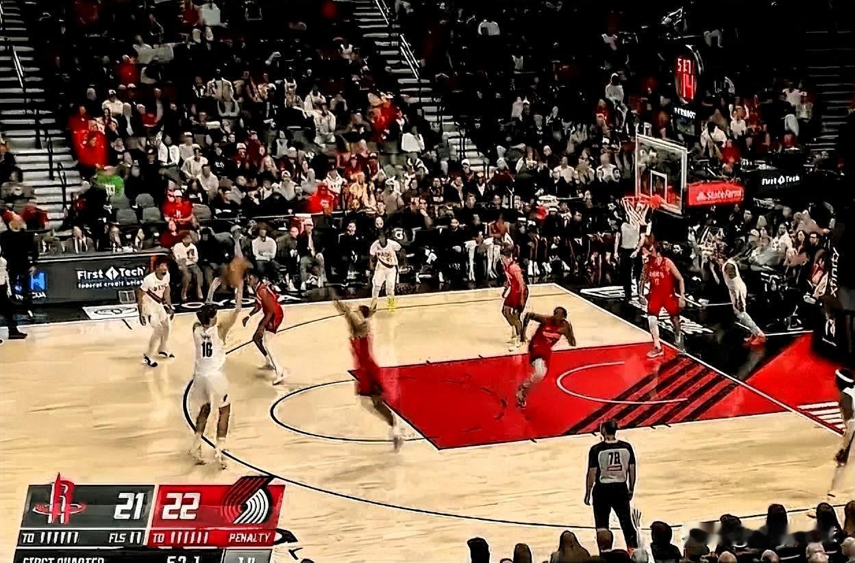 杨瀚森终于打出自己的特点！在今日开拓者对阵火箭的第一节比赛中，杨瀚森弧顶接球