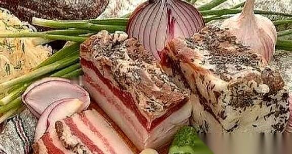 超市里最孤独的角落，一定有那几排俄罗斯食品。包装朴实得像上个世纪的文物，静静地