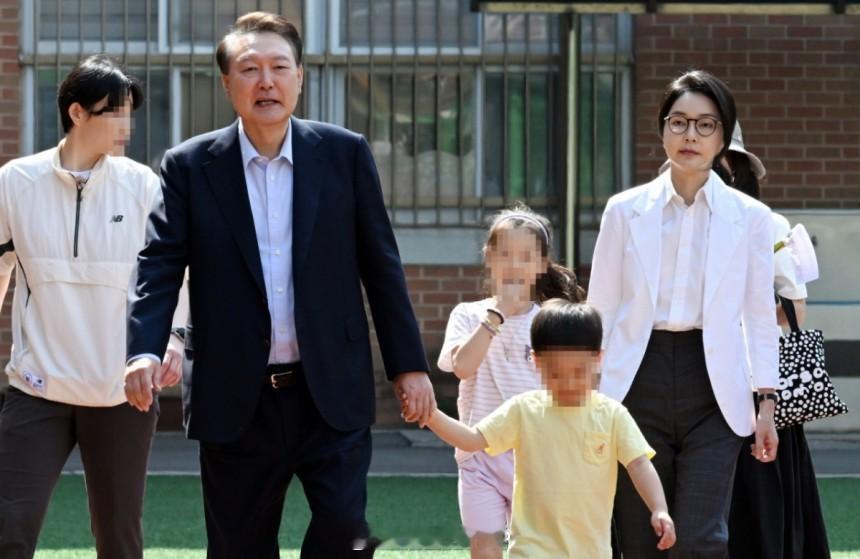 尹锡悦金建希罕见公开露面：金建希低着头不说话、尹锡悦站一旁咧嘴笑今天上午，韩国前