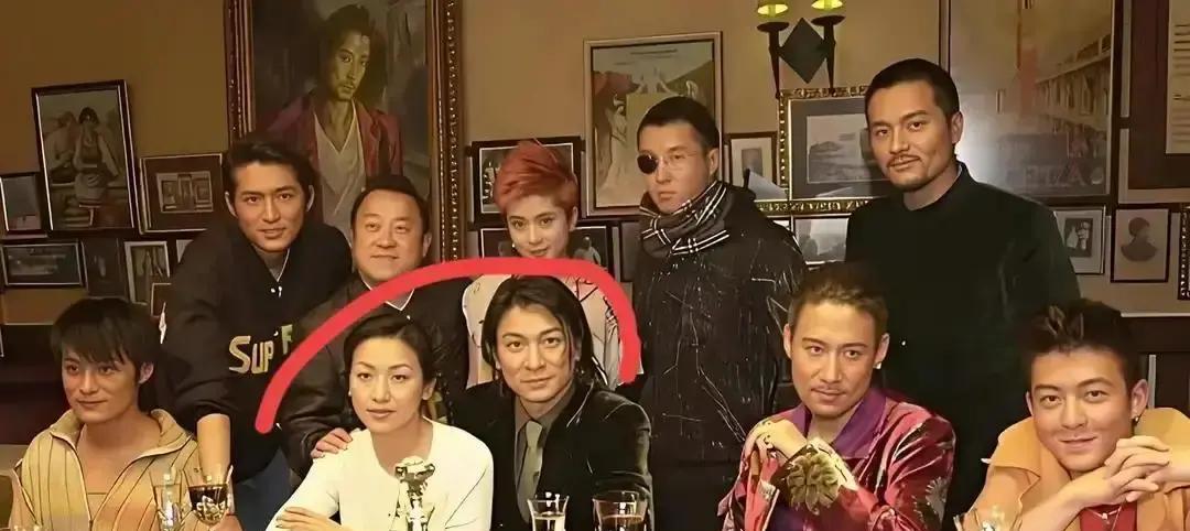 王菲深夜点赞周迅李亚鹏19年前旧照，这操作你敢信？成年人的体面，难道就是对前任