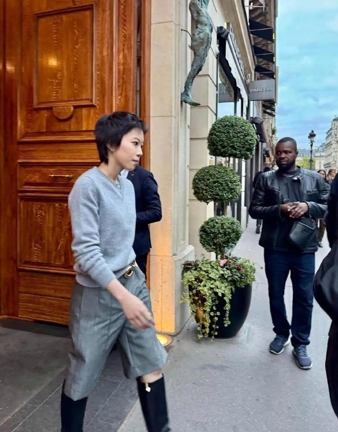 窦靖童这身材，跟王菲老像了​​​