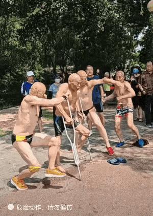 别看他在岸上走路打灯打灯的，一下到水中就自由了。
