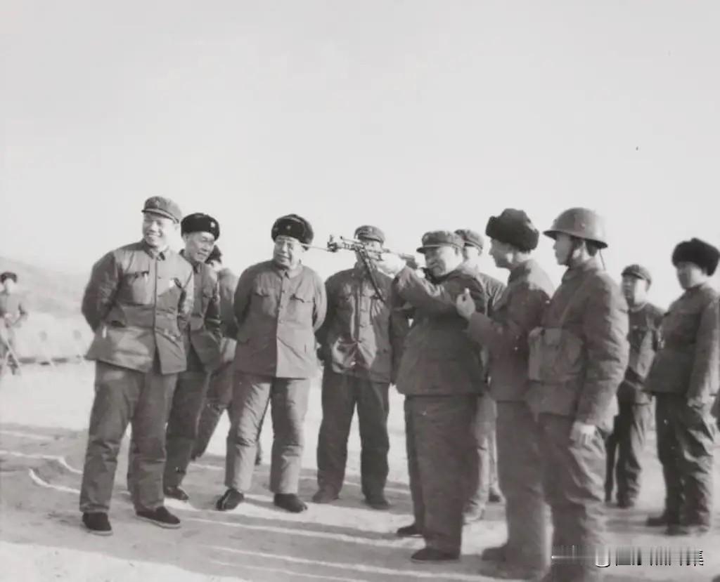 1980年冬，沈阳军区司令员李德生将军（前右三）深入部队为部队官兵示范立姿瞄准射