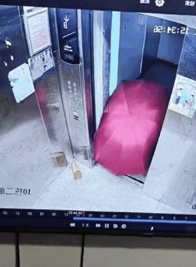 简直没下限了，为了偷份外卖，这个住户愣是演了一出“谍战剧”！小区的电梯没有门