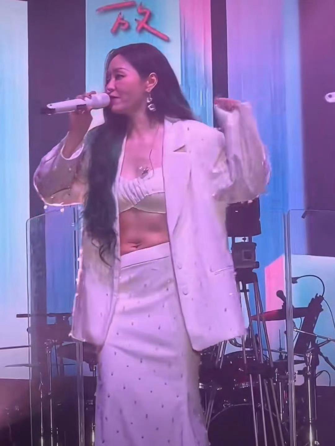 张靓颖演唱会现场，大家的关注点彻底跑偏了，全都盯到了她的肚子上。