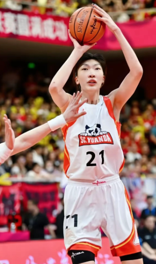 中国女篮中锋韩旭不愧是球队的定海神针！在今天进行的中国女篮和尤文图特队的友谊赛中