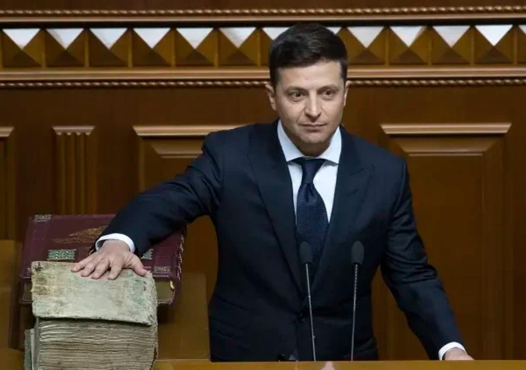 是投降还是继续战斗？泽连斯基其实已经给出答案当地时间21日晚，泽连斯基就特朗