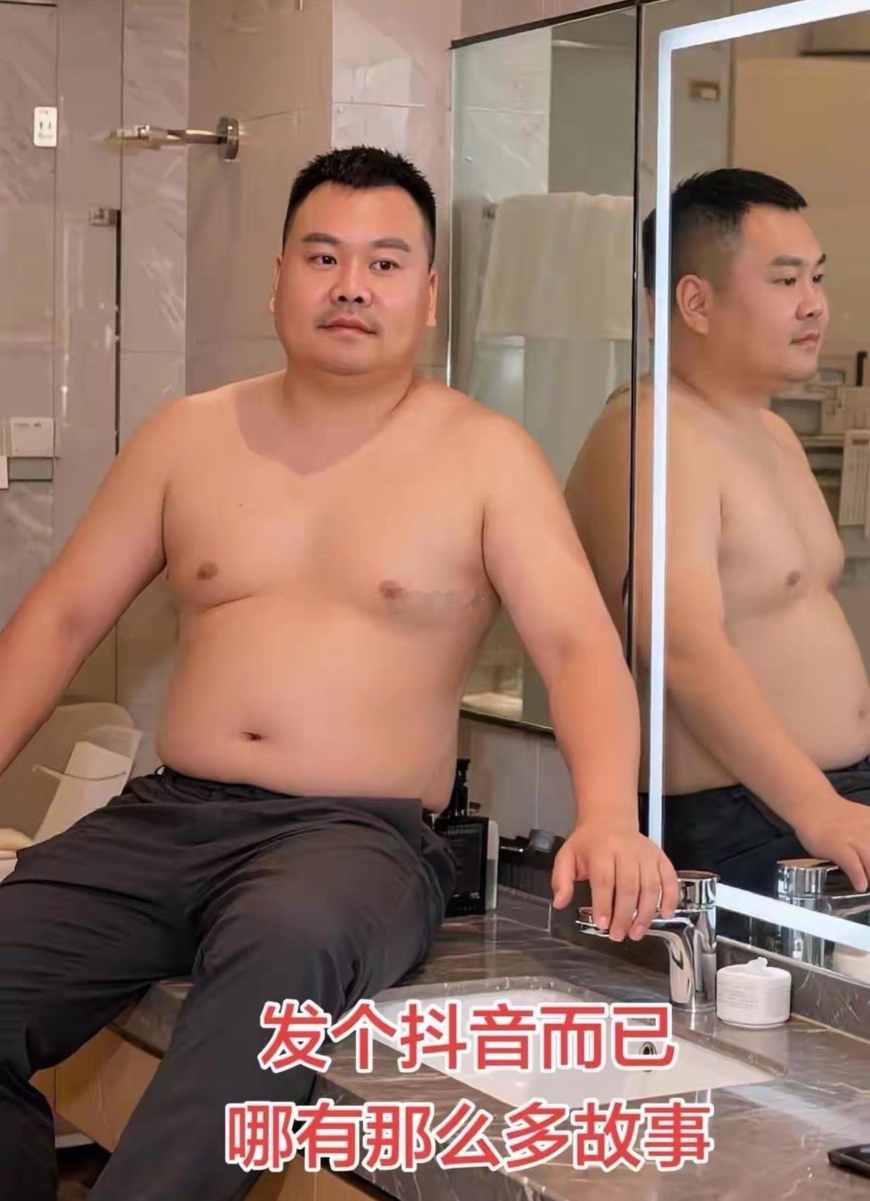 他应该算是标准的中国帅哥吧