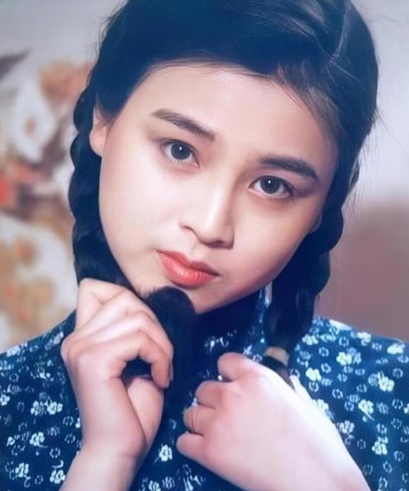 赵明明18岁假戏真做嫁英宁，生女后遭离婚，如今活成女儿靠山