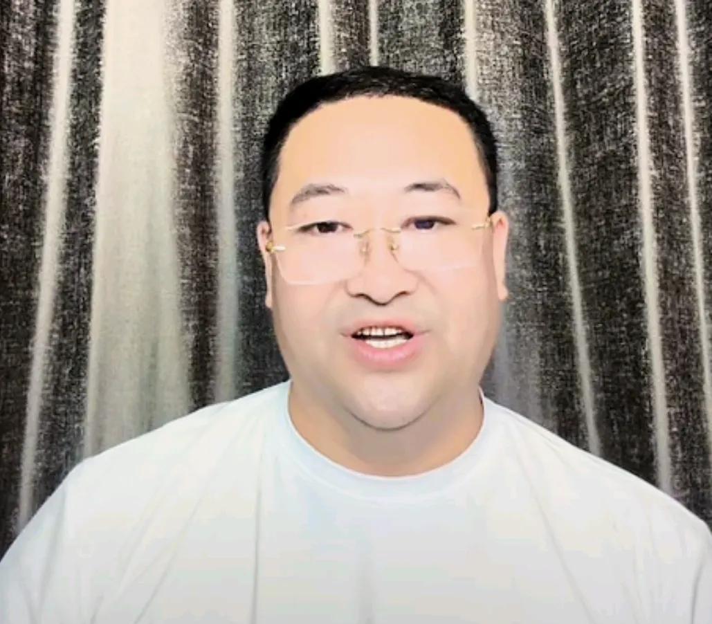 杨总今天出差回来，立即和大家见面！杨总感慨：做人真的很难，发不发作品都很难，