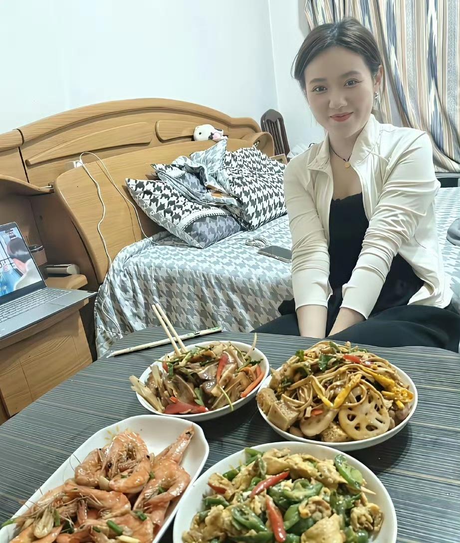谁能娶到这样的女孩子，能幸福一辈子，现在会做饭的女孩子是真的少。​​​看