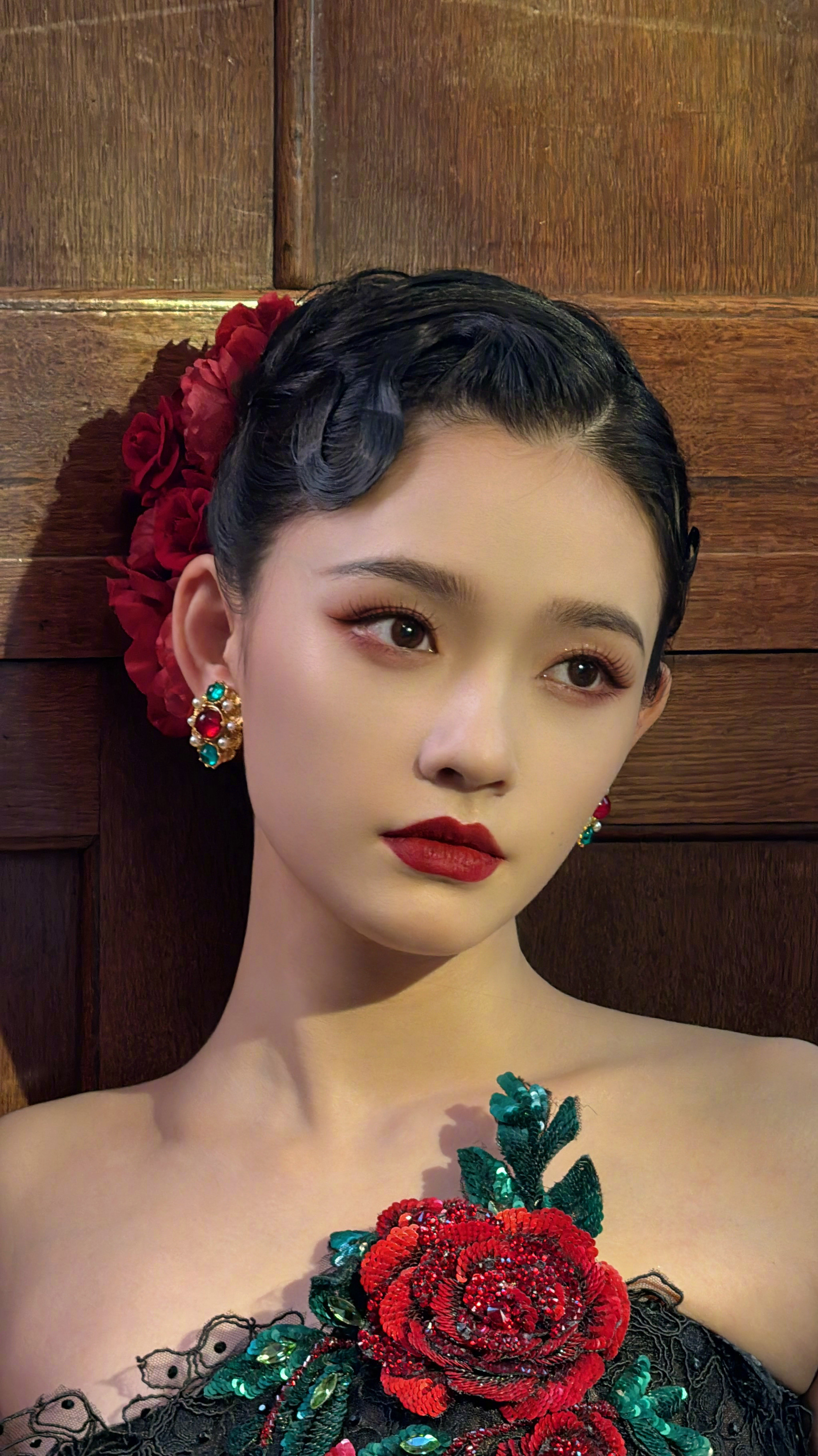 林允浓颜妆造，热烈的玫瑰美人。林允