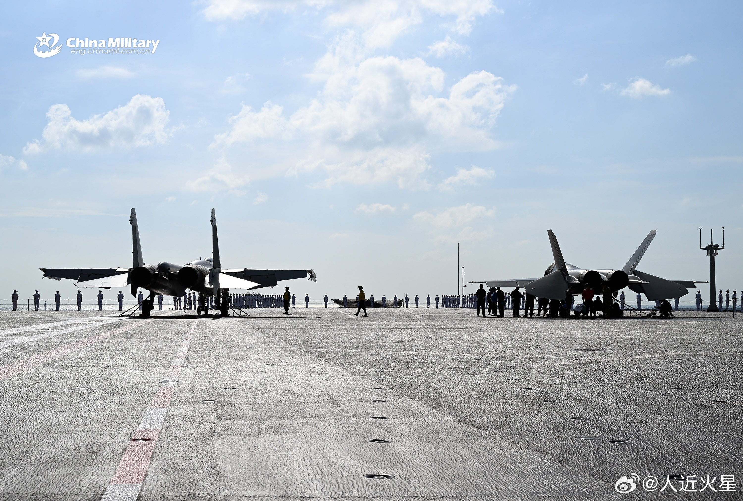 福建舰服役前用网遮挡甲板上的“18”，朴实无华的反卫侦查手段。​​​